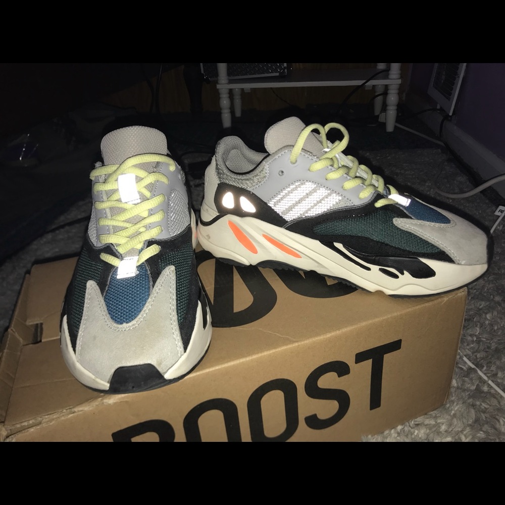 Yeezy 700 - Picture 3 of 4